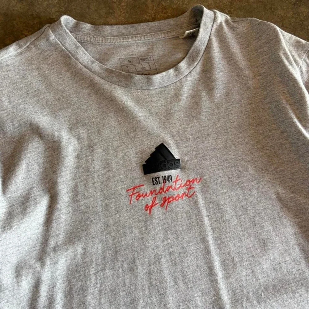 2000s adidas center logo tee